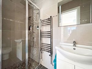 En-suite- click for photo gallery